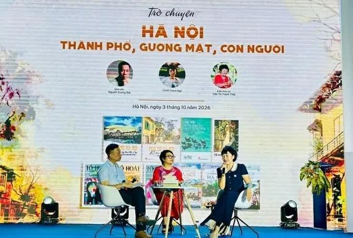 Từ những trang sách đến đời sống, Hà Nội tiếp tục được viết, được vẽ và được kể lại. (Ảnh: Thùy Dương)