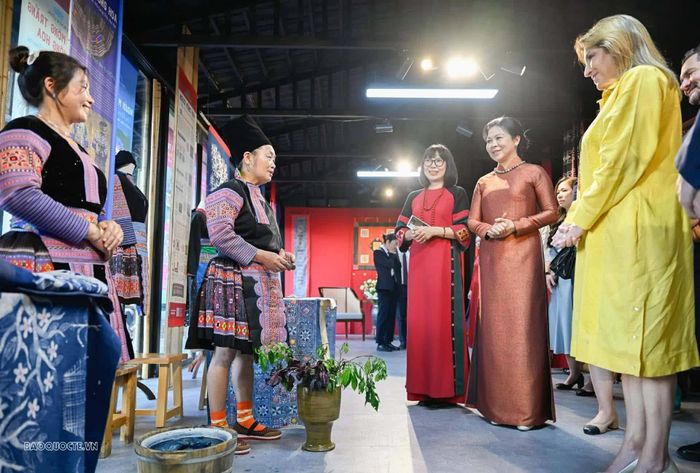 Trong cuộc sống hiện đại ngày nay, thách thức lớn nhất đối với văn hóa truyền thống không chỉ là việc bảo tồn, mà là làm sao để di sản sống được trong đời sống thường nhật, mang lại sinh kế bền vững cho người dân, đặc biệt là phụ nữ và các nhóm yếu thế trong xã hội. (Ảnh: Nguyễn Hồng)