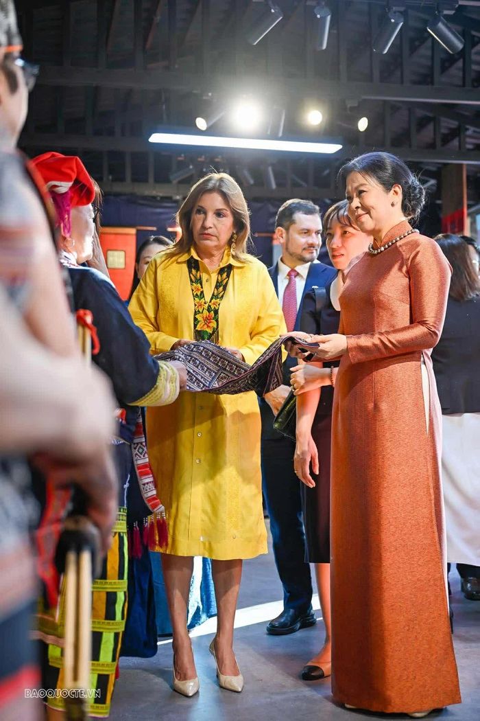 Từ câu chuyện về trang phục các dân tộc Việt Nam, Phu nhân Maricel Cohen de Mulino chia sẻ niềm vui và ấn tượng đặc biệt khi được thấy những hoa văn quen thuộc trên trang phục Panama tại Việt Nam. (Ảnh: Nguyễn Hồng)