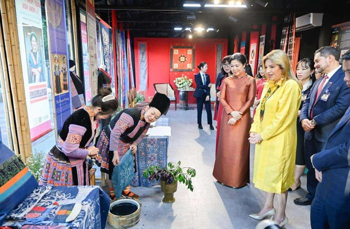 Trong không khí thân tình, hai Phu nhân đã cùng gặp gỡ các nghệ nhân và tìm hiểu một số công đoạn tạo nên các sản phẩm thủ công truyền thống của các dân tộc Tà Ôi, Dao Đỏ, Mông xanh… cùng xem cách nhuộm vải bằng chàm, cách tạo nên những tấm vải với hoa văn vẽ bằng sáp ong cùng những ý nghĩa của các họa tiết. (Ảnh: Nguyễn Hồng)