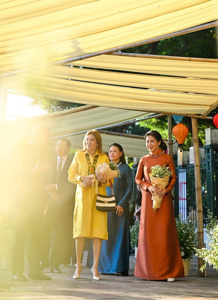 Trong khuôn khổ chuyến thăm chính thức Việt Nam của Tổng thống Panama José Raúl Mulino và Phu nhân từ ngày 5-8/10, chiều 6/10, Phu nhân Tổng Bí thư, Chủ tịch nước Tô Lâm, bà Ngô Phương Ly, cùng Phu nhân Tổng thống Panama, bà Maricel Cohen de Mulino tham gia chương trình trải nghiệm văn hóa các dân tộc thiểu số Việt Nam tại Hồ Văn, thuộc quần thể Di tích Quốc gia đặc biệt Văn Miếu - Quốc Tử Giám. (Ảnh: Nguyễn Hồng)