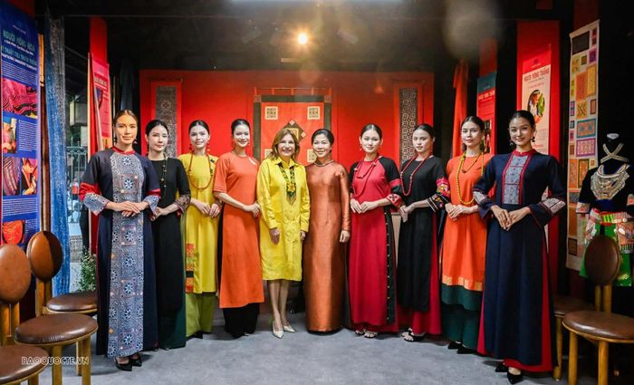 Hai Phu nhân chụp ảnh lưu niệm với các nghệ sĩ trình diễn áo dài. (Ảnh: Nguyễn Hồng)