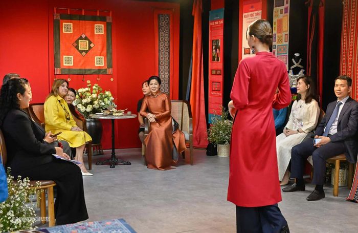 Trong không khí cởi mở, thân tình, hai Phu nhân đã cùng ngồi lại thưởng thức trà, xem trình diễn áo dài và cùng trao đổi về vai trò của phụ nữ trong đời sống hiện đại, cũng như ý nghĩa của văn hóa trong gắn kết cộng đồng và tăng cường sự hiểu biết giữa các dân tộc. (Ảnh: Nguyễn Hồng)