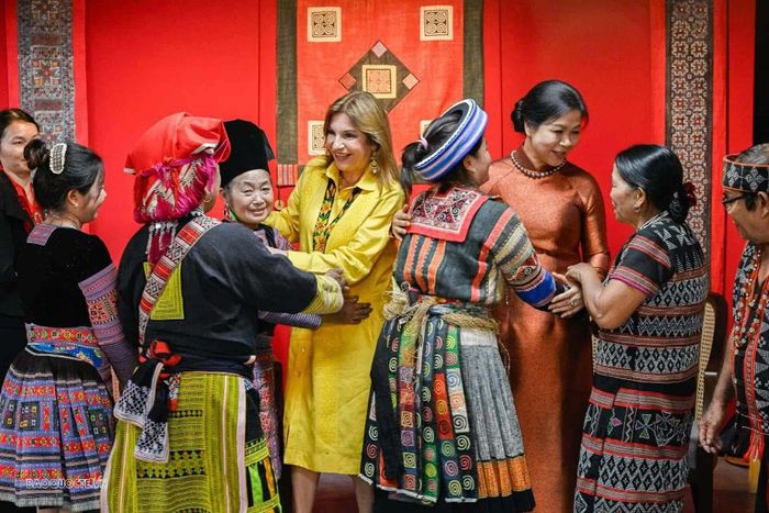Kết thúc chương trình, Phu nhân Maricel Cohen de Mulino cảm ơn Phu nhân Ngô Phương Ly về sự đón tiếp nồng hậu, bày tỏ ấn tượng trước sự phong phú của văn hóa các dân tộc Việt Nam cũng như những nỗ lực đưa các giá trị truyền thống tiếp tục hiện diện trong đời sống hôm nay. (Ảnh: Nguyễn Hồng)