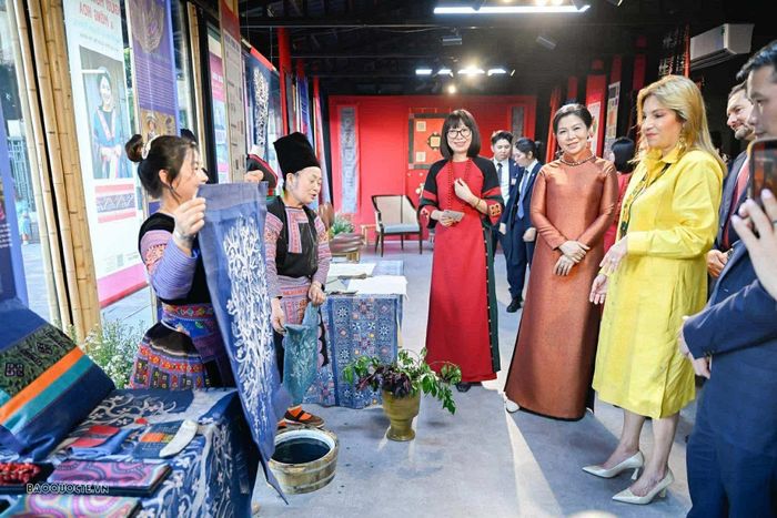 Việc tạo điều kiện hỗ trợ các nhóm sản xuất thủ công truyền thống, đặc biệt là phụ nữ dân tộc thiểu số, người nghèo và người khuyết tật ở các vùng sâu, vùng xa, không chỉ nhằm góp phần tạo việc làm, nâng cao thu nhập cho người dân. Sâu xa hơn, đó còn là cách giúp họ khôi phục và bảo tồn các kỹ nghệ thủ công sắp bị mai một như dệt thổ cẩm, làm gốm, đan lát, khắc gỗ... hỗ trợ họ thiết kế sản phẩm phù hợp với thị trường hiện đại, đào tạo kỹ năng quản lý và kết nối sản phẩm ra thế giới; tạo động lực để thế hệ trẻ tiếp tục học hỏi, gắn bó và phát huy các nghề truyền thống. (Ảnh: Nguyễn Hồng)