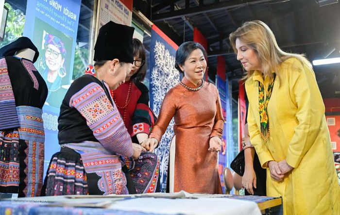 Phu nhân Ngô Phương Ly chia sẻ niềm tự hào khi được giới thiệu với Phu nhân Maricel Cohen de Mulino về những hoa văn, chất liệu dệt và nhuộm màu hoàn toàn từ thiên nhiên của đồng bào. (Ảnh: Nguyễn Hồng)