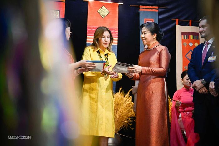 Hai Phu nhân nghe giới thiệu về sự đa dạng văn hóa của các dân tộc Việt Nam, dành thời gian tìm hiểu trang phục truyền thống cùng các kỹ thuật dệt, thêu, tạo hoa văn được gìn giữ và trao truyền qua nhiều thế hệ. (Ảnh: Nguyễn Hồng)