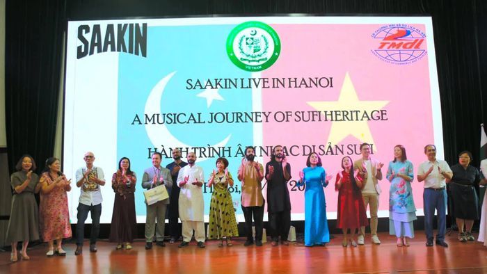 Giảng viên, sinh viên Trường Cao đẳng Thương mại và Du lịch Hà Nội cùng ngân vang tiếng hát “Nối vòng tay lớn” dành tặng ban nhạc Saakin và Đại sứ quán Pakistan. (Ảnh: Yến Vi)