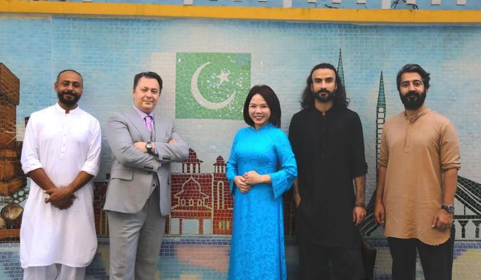 Ban nhạc Saakin chụp ảnh cùng Đại sứ Pakistan tại Việt Nam Kohdayar Marri và TS. Trịnh Thị Thu Hà, Hiệu trưởng Trường Cao đẳng Thương mại và Du lịch Hà Nội. (Ảnh: Trung Anh)