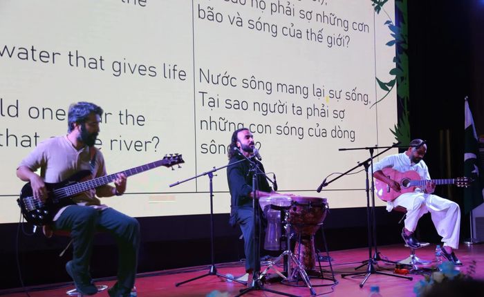 Ban nhạc Saakin biểu diễn những giai điệu Sufi đặc sắc, đưa khán giả đến gần hơn với âm nhạc và văn hóa Pakistan. (Ảnh: Yến Vi)