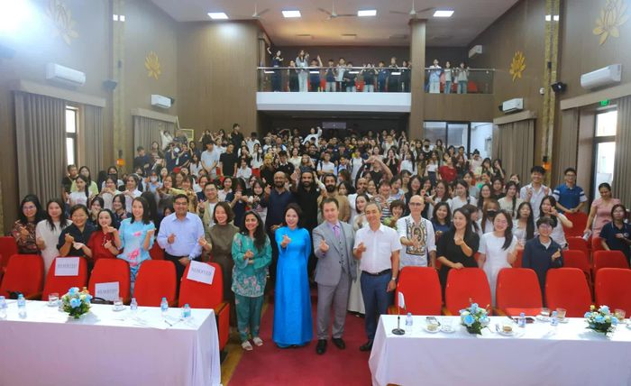 Đại diện Đại sứ quán Pakistan, các nghệ sĩ ban nhạc Saakin chụp ảnh lưu niệm cùng lãnh đạo, giảng viên và sinh viên Trường Cao đẳng Thương mại và Du lịch Hà Nội. (Ảnh: Trung Anh)
