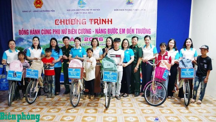 Đồn Biên phòng Phiêng Pằn, Bộ đội Biên phòng tỉnh Sơn La phối hợp với Hội Liên hiệp Phụ nữ thành phố Hà Nội và tỉnh Sơn La trao tặng xe đạp cho học sinh nghèo vượt khó trong Chương trình “Đồng hành cùng phụ nữ biên cương” gắn với Chương trình “Nâng bước em tới trường - Con nuôi đồn Biên phòng”. Ảnh: Quàng Hùng