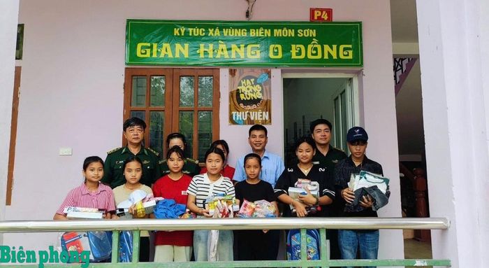 Ký túc xá vùng biên và “Gian hàng 0 đồng” do Đồn Biên phòng Môn Sơn, Bộ đội Biên phòng tỉnh Nghệ An xây dựng, cung cấp đồ dùng học tập cho học sinh nghèo xã Môn Sơn. Ảnh: Hải Thượng