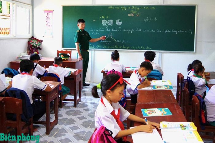 Cán bộ Đồn Biên phòng Hòn Chuối, Bộ đội Biên phòng tỉnh Cà Mau dạy học cho học sinh tại Lớp học tình thương trên đảo Hòn Chuối, xã Sông Đốc, tỉnh Cà Mau. Ảnh: Hoàng Tá