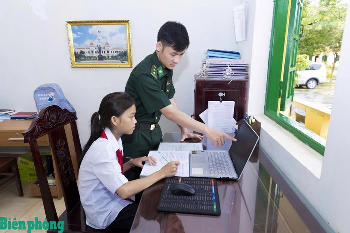 Cán bộ Bộ đội Biên phòng tỉnh Quảng Ngãi hướng dẫn "con nuôi đồn Biên phòng" học bài. Ảnh: Duy Liêm