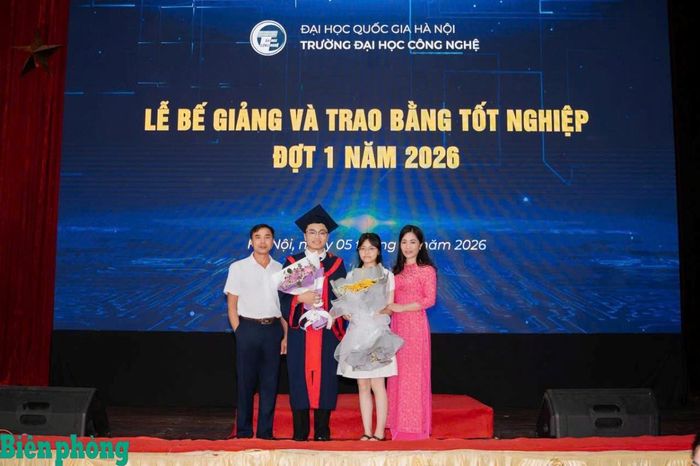 Gia đình Trung tá Trần Đức Tuấn chụp ảnh lưu niệm tại lễ trao bằng tốt nghiệp của con trai. Ảnh: Nhân vật cung cấp