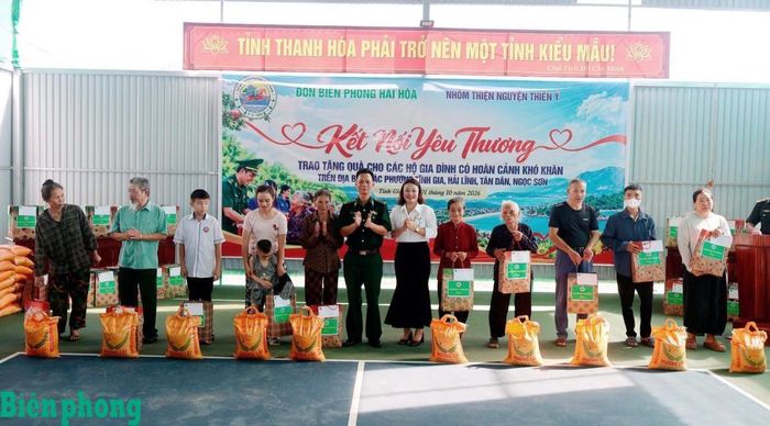 Đại diện Đồn Biên phòng Hải Hòa và các đơn vị tặng quà cho gia đình có hoàn cảnh khó khăn. Ảnh: Đơn vị cung cấp