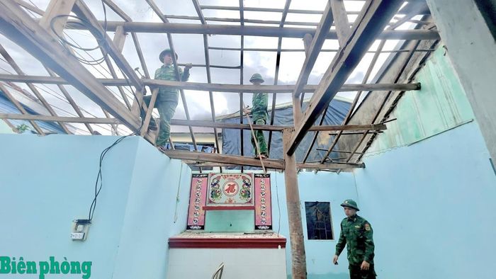 Cán bộ, chiến sĩ Đồn Biên phòng Bình Thạnh sửa chữa nhà ở cho Mẹ Việt Nam Anh hùng Nguyễn Thị Mùa. Ảnh: Văn Tánh