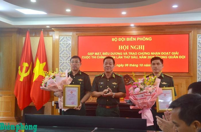 Thừa ủy quyền của Tổng cục Chính trị Quân đội nhân dân Việt Nam, Thiếu tướng Văn Ngọc Quế trao chứng nhận cuộc thi cho các cá nhân đoạt giải. Ảnh: TK