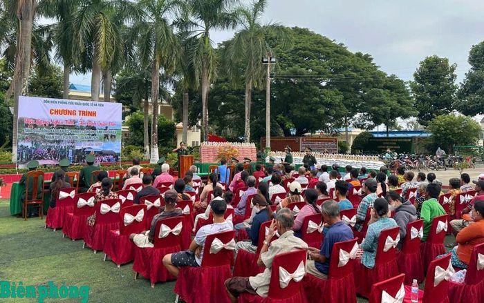 Đông đảo bà con đồng bào Khmer trên địa bàn Đồn Biên phòng cửa khẩu quốc tế Hà Tiên đến dự chương trình. Ảnh: Văn Nhòa