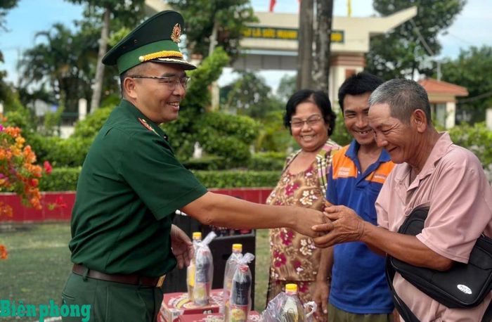 Thượng tá Nguyễn Tấn Dương, Đồn trưởng Đồn Biên phòng cửa khẩu quốc tế Hà Tiên trao tặng quà cho người dân. Ảnh: Văn Nhòa