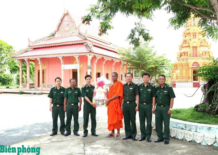 Đoàn công tác Ban Chỉ huy Bộ đội Biên phòng tỉnh Vĩnh Long thăm, tặng quà Chùa Bông Sen nhân dịp Lễ Sene Dolta. Ảnh: Sa Rây