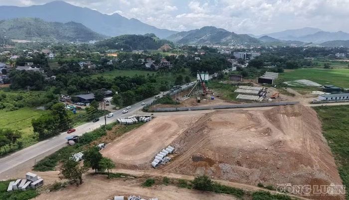 Đường nối Đại lộ Thăng Long với cao tốc Hòa Lạc - Hòa Bình gặp nhiều khó khăn trong công tác giải phóng mặt bằng khi thực hiện.