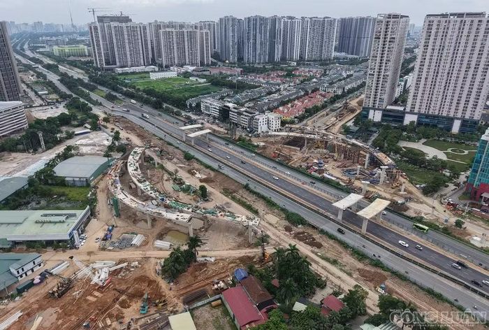 Nút giao hiện đại đường Vành đai 3.5 với Đại lộ Thăng Long đang được thi công.