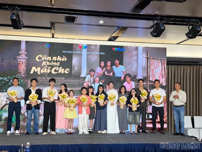 Ê-kíp cùng dàn diễn viên "Căn nhà không mái che" tại buổi họp báo ra mắt phim. Ảnh: Diệu Linh