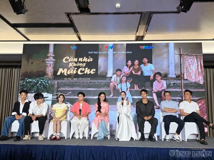 Dàn diễn viên chia sẻ về quá trình thực hiện "Căn nhà không mái che". Ảnh: Diệu Linh