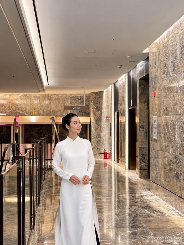 Huyền Lizzie xuất hiện trong tà áo dài trắng tại sự kiện ra mắt phim. Ảnh: Diệu Linh
