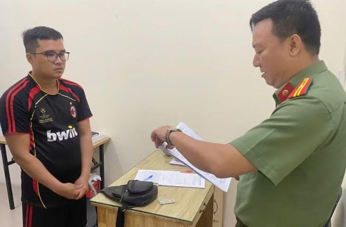 Các đối tượng Nguyễn Hoàng Tuấn (áo xanh da trời) và Nguyễn Trọng Nghĩa (áo đen đỏ) trong đường dây mua bán trái phép hóa đơn (Ảnh: CACC)