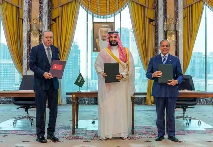  Tổng thống Thổ Nhĩ Kỳ Recep Tayyip Erdogan, Thái tử Ả Rập Xê Út Mohammed bin Salman và Thủ tướng Pakistan Shehbaz Sharif tại lễ ký kết thỏa thuận quốc phòng vào ngày 7 tháng 8 năm 2026. ﻿Ảnh: Thông tấn xã Ả Rập Xê Út 