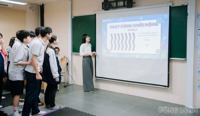 Việc xếp thêm hai tiết này không chỉ ảnh hưởng đến thời lượng dành cho các môn học khác mà còn có thể làm phát sinh chi phí ngân sách do phải trả tiền dạy tăng giờ cho giáo viên.