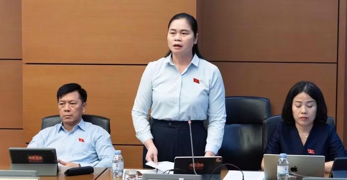  Ngày 19/8, trong chương trình Kỳ họp không thường lệ thứ Nhất, Quốc hội khóa XVI, trong phần thảo luận tại tổ về dự án Luật Ngân sách nhà nước (hợp nhất), đại biểu Ma Thị Thúy đề nghị dự thảo luật làm rõ hơn nguyên tắc ưu tiên nguồn lực cho vùng biên giới, vùng đồng bào dân tộc thiểu số và miền núi . ﻿Ảnh: Hồ Long 