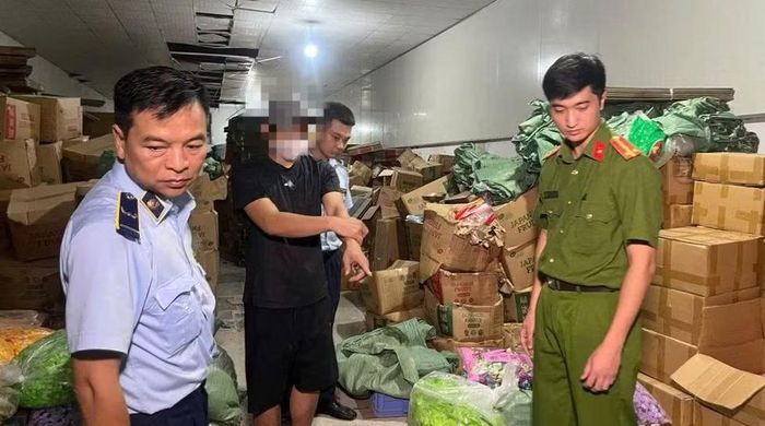 Đối tượng cùng tang vật của vụ án - Ảnh: Công an TP Hà Nội.