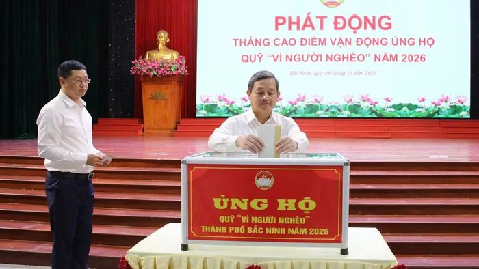 Bà Nguyễn Thị Hương, Phó Bí thư Thường trực Thành ủy, Trưởng Đoàn đại biểu Quốc hội thành phố; ông Nguyễn Việt Oanh, Phó Bí thư Thành ủy, Chủ tịch HĐND thành phố ủng hộ Quỹ “Vì người nghèo năm 2026 tại Chương trình. Ảnh: bacninh.gov.vn