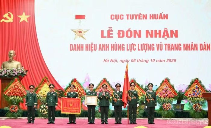 Thừa ủy quyền của Chủ tịch nước, Đại tướng Nguyễn Trọng Nghĩa trao Danh hiệu Anh hùng Lực lượng vũ trang nhân dân tặng Cục Tuyên huấn.