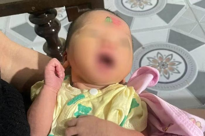 Bé gái khoảng vài ngày tuổi bị bỏ rơi trước cổng nhà dân ở Kim Liên. Ảnh: Mai Hương.