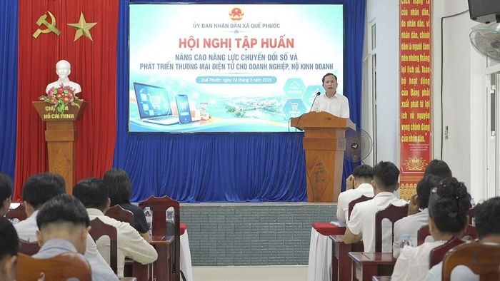 UBND xã Quế Phước tổ chức hội nghị tập huấn nâng cao năng lực chuyển đổi số và phát triển thương mại điện tử cho hơn 100 đại biểu là doanh nghiệp, hộ kinh doanh và thành viên Tổ công nghệ số cộng đồng trên địa bàn - Ảnh: BKHCN.