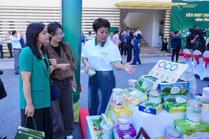 Đông đảo người dân tham quan, trải nghiệm sản phẩm OCOP Hà Nội tại chương trình. Ảnh: Duy Khánh