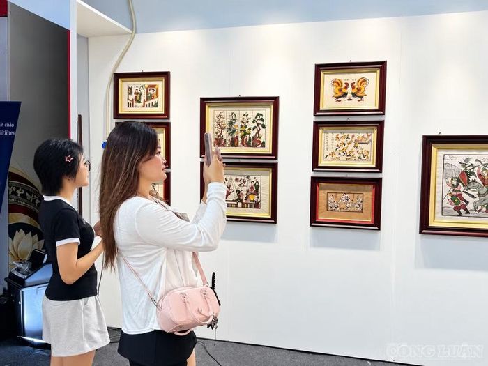  Khách du lịch tham quan tranh dân gian tại Lễ hội Văn hóa Thế giới tại Hà Nội lần thứ hai năm 2026. ﻿Ảnh: Diệu Linh 