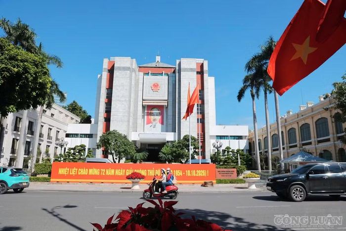 Khu vực hồ Hoàn Kiếm nổi bật với sắc đỏ của cờ hoa. Những lá cờ tung bay cùng các hình thức trang trí trên các tuyến phố xung quanh hồ tạo nên không gian đặc trưng của Hà Nội trong những ngày hướng tới kỷ niệm Ngày Giải phóng Thủ đô.