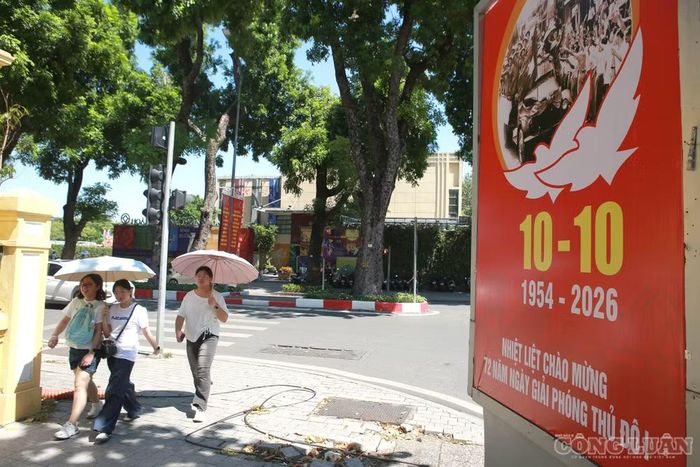 Các pa-nô, khẩu hiệu cũng được bố trí dọc nhiều tuyến đường, tạo thành những điểm nhấn trực quan, góp phần làm không khí Hà Nội những ngày này thêm rộn ràng.