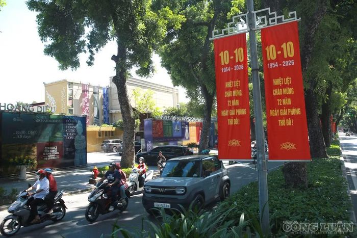 Phố Hoàng Diệu được trang hoàng bằng những băng rôn, khẩu hiệu với màu sắc nổi bật, hòa cùng không khí kỷ niệm đang lan tỏa trên nhiều tuyến đường của Thủ đô.