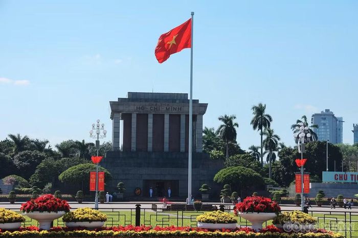 Tại khu vực Quảng trường Ba Đình, nhiều hạng mục tuyên truyền, trang trí được bố trí, tạo không gian trang trọng chào mừng kỷ niệm 72 năm Ngày Giải phóng Thủ đô.