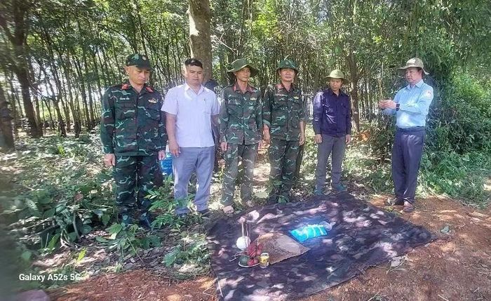 Ngay sau khi quy tập, cơ quan chức năng đã lấy mẫu sinh phẩm của cả 2 hài cốt để phục vụ công tác giám định, xác định danh tính liệt sĩ. Ảnh: H.B