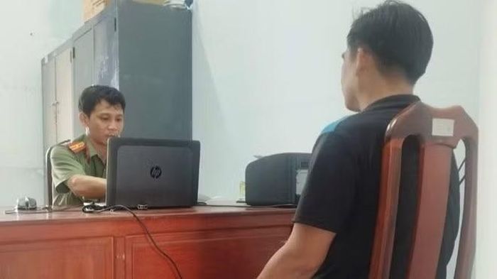 Công an xã Tập Sơn làm việc với đương sự D.V.H liên quan hành vi mua giấy phép lái xe giả qua mạng xã hội (Ảnh: CACC)