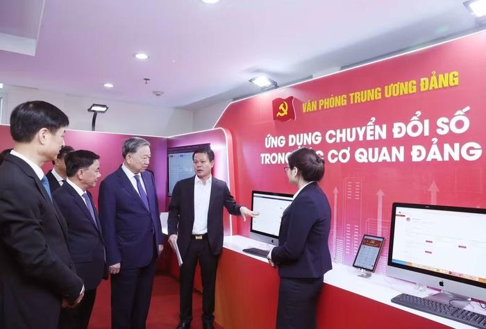 Tổng Bí thư, Chủ tịch nước Tô Lâm và các đồng chí lãnh đạo tham quan không gian giới thiệu ứng dụng chuyển đổi số trong các cơ quan Đảng, ngày 19/12/2024. Ảnh: baocaovien.vn