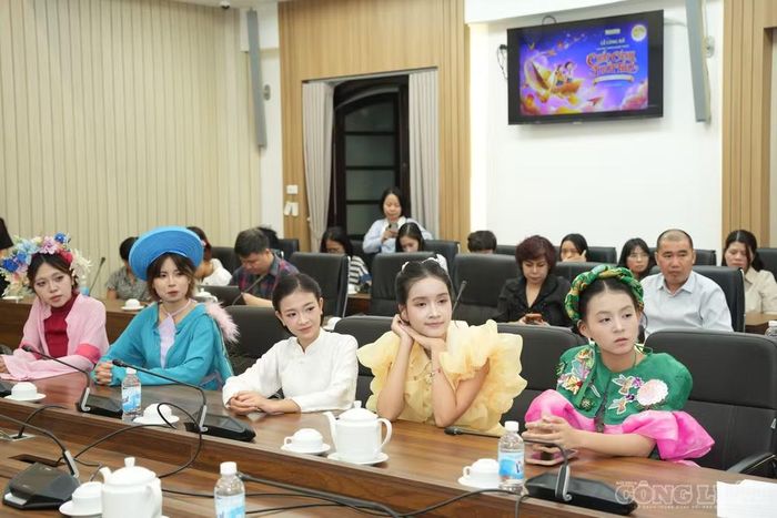 Các nghệ sĩ nhí tham gia chương trình nghệ thuật “Chắp cánh tuổi thơ”.